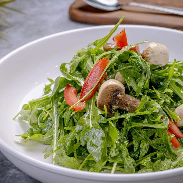 سلطة جرجير متوسطة