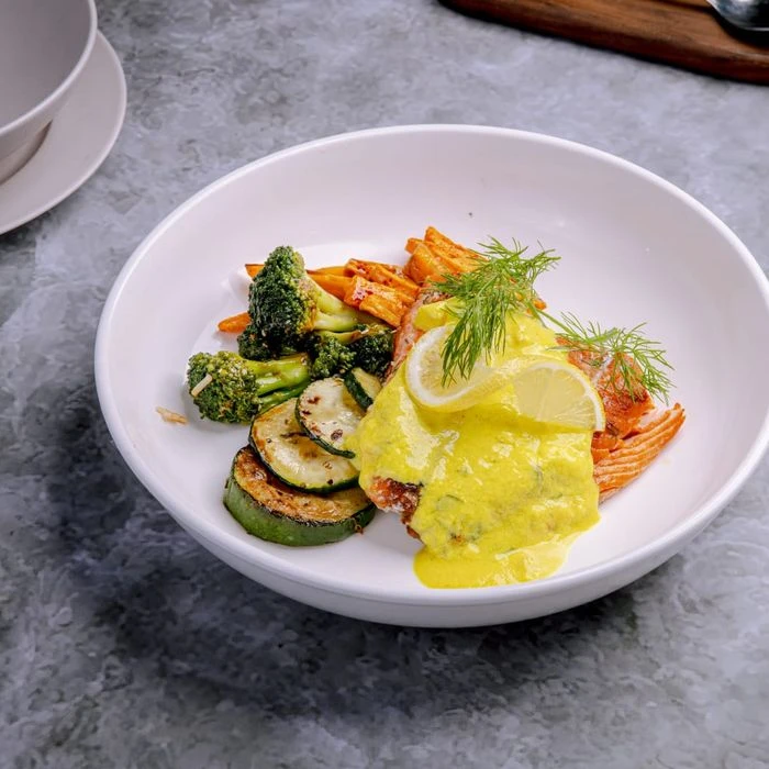 سمك السلمون مع الخضار السوتية