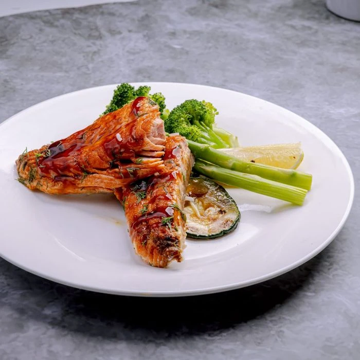 سمك السلمون المشوي مع الخضار